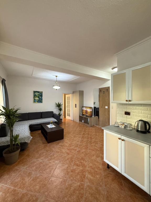 Wide editorial view of an open-plan suite